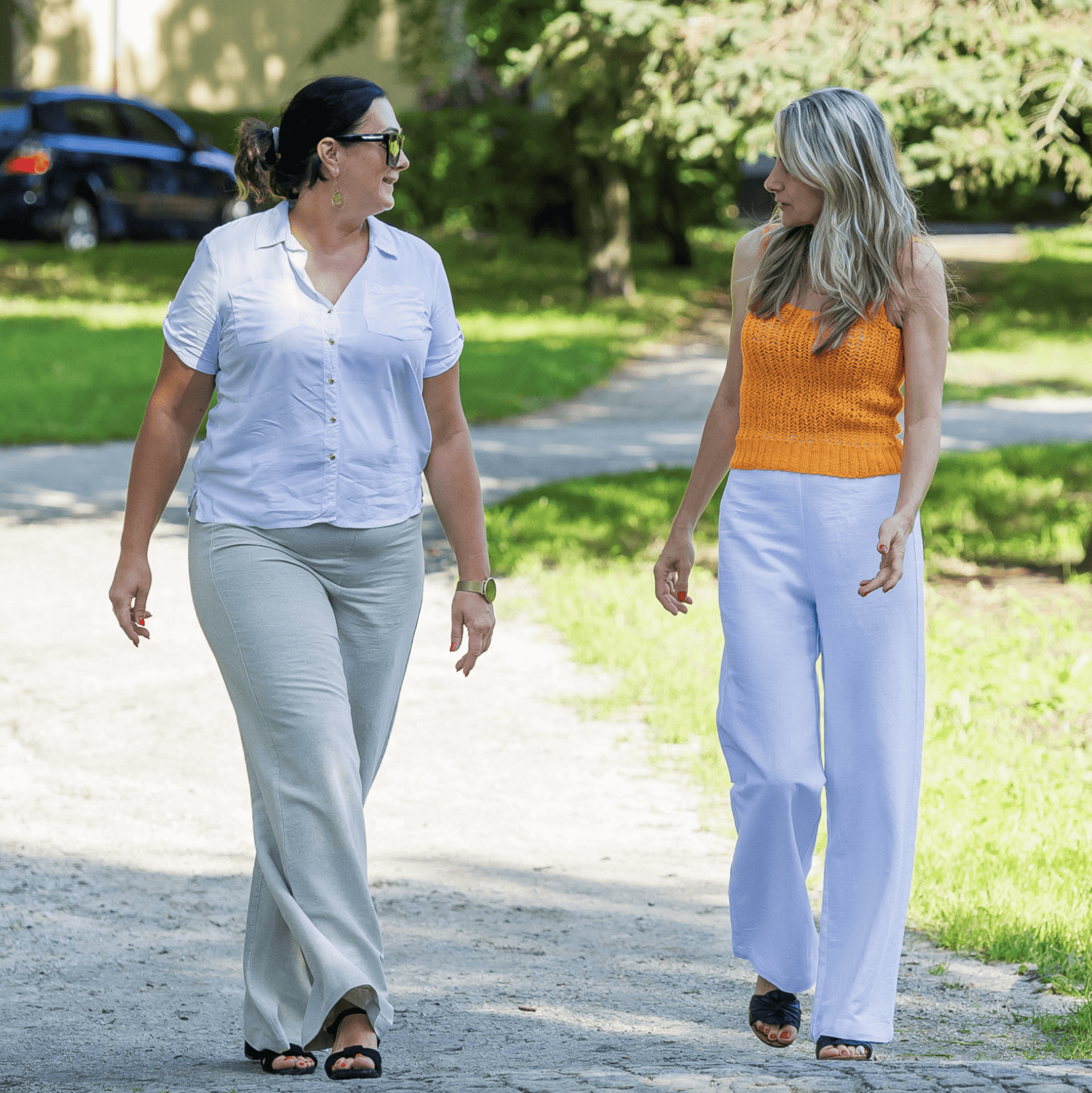 Modelka w białych spodniach konopno-bawełnianych z gumką w pasie, stylizacja letnia.