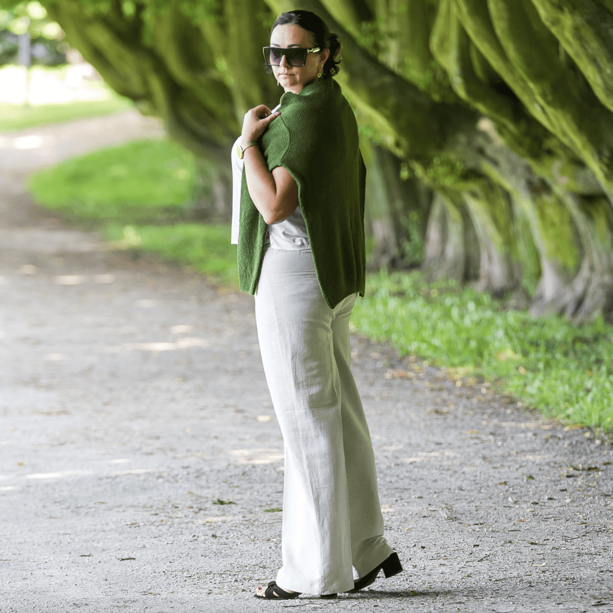 Modelka w spodniach koloru naturalnego konopno-bawełnianych z gumką w pasie, stylizacja letnia.