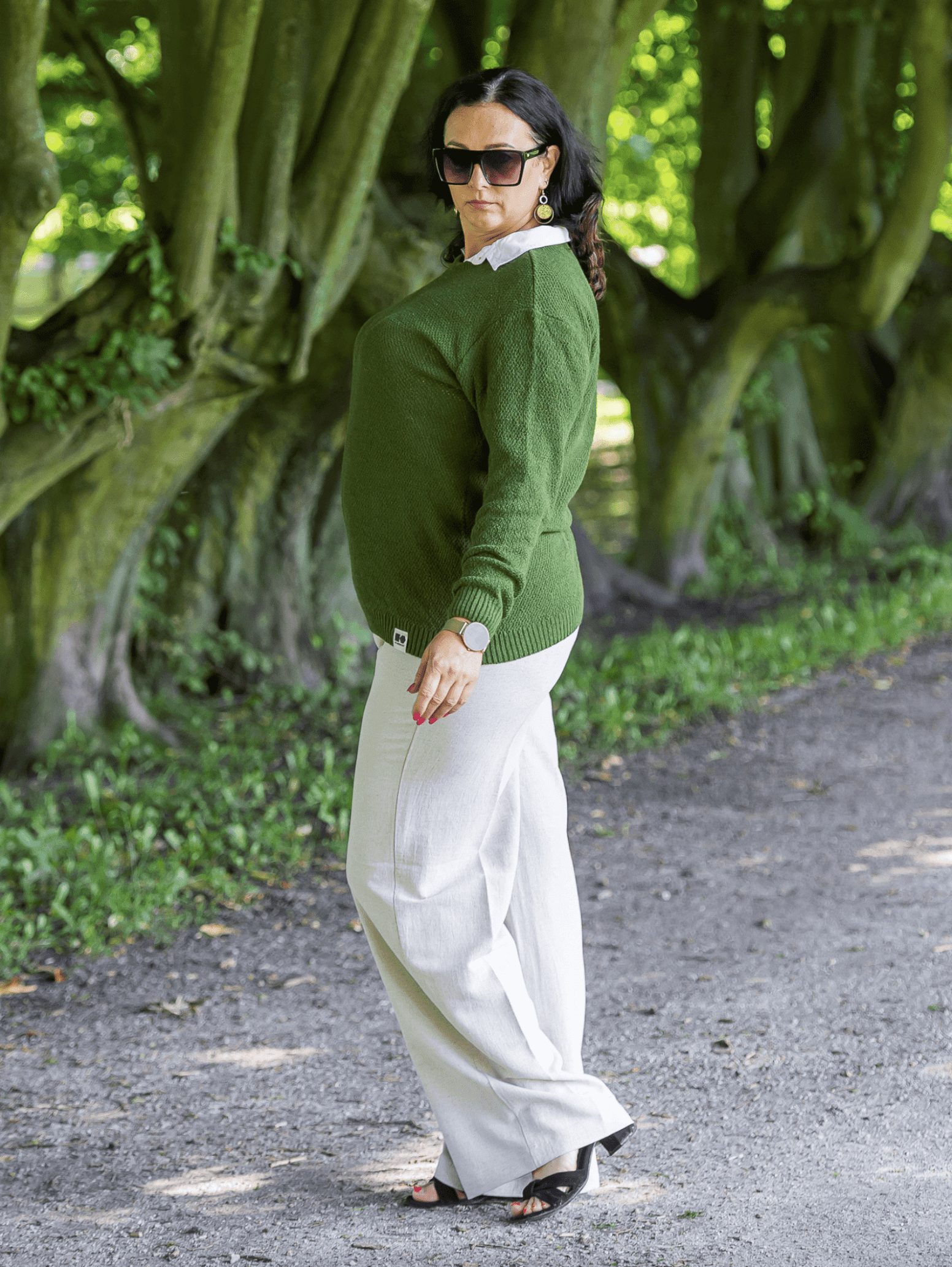 Modelka w spodniach koloru naturalnego konopno-bawełnianych z gumką w pasie, stylizacja letnia.