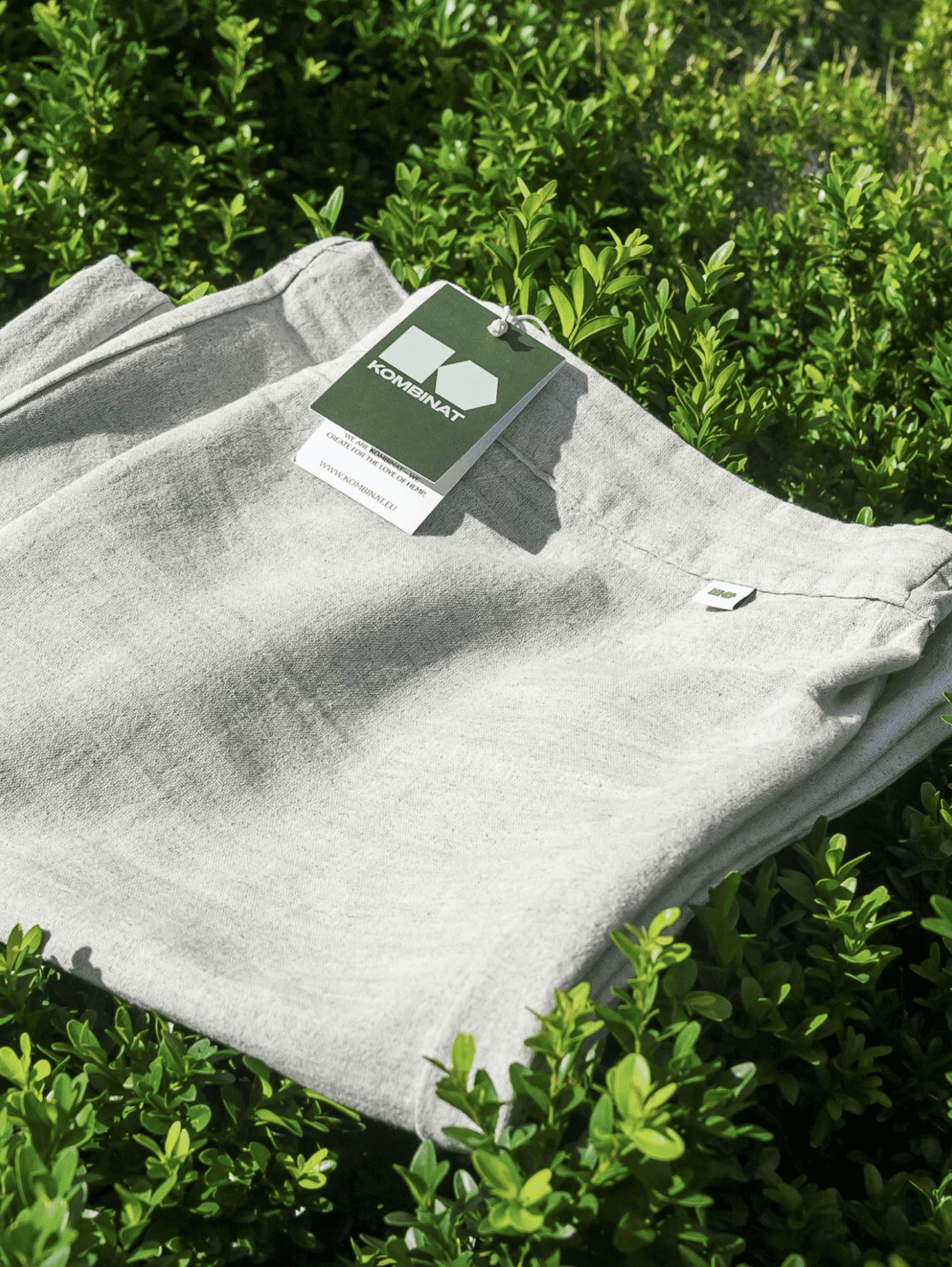 Modelka w spodniach koloru naturalnego konopno-bawełnianych z gumką w pasie, stylizacja letnia.