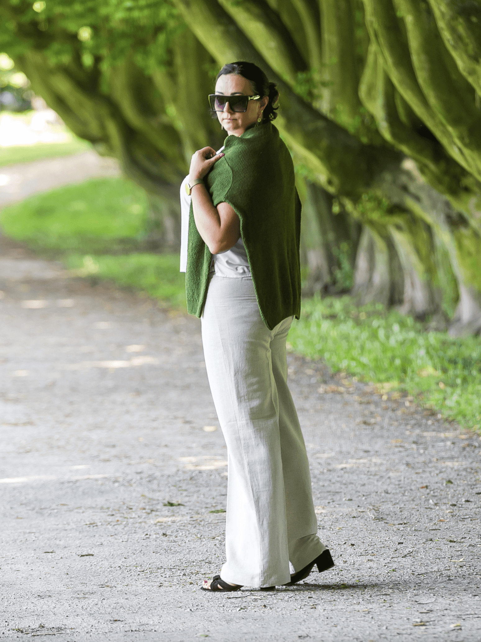 Modelka w spodniach koloru naturalnego konopno-bawełnianych z gumką w pasie, stylizacja letnia.