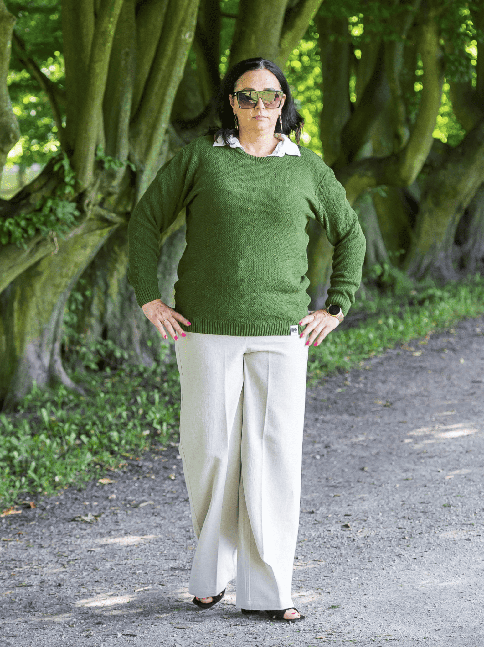 Modelka w spodniach koloru naturalnego konopno-bawełnianych z gumką w pasie, stylizacja letnia.