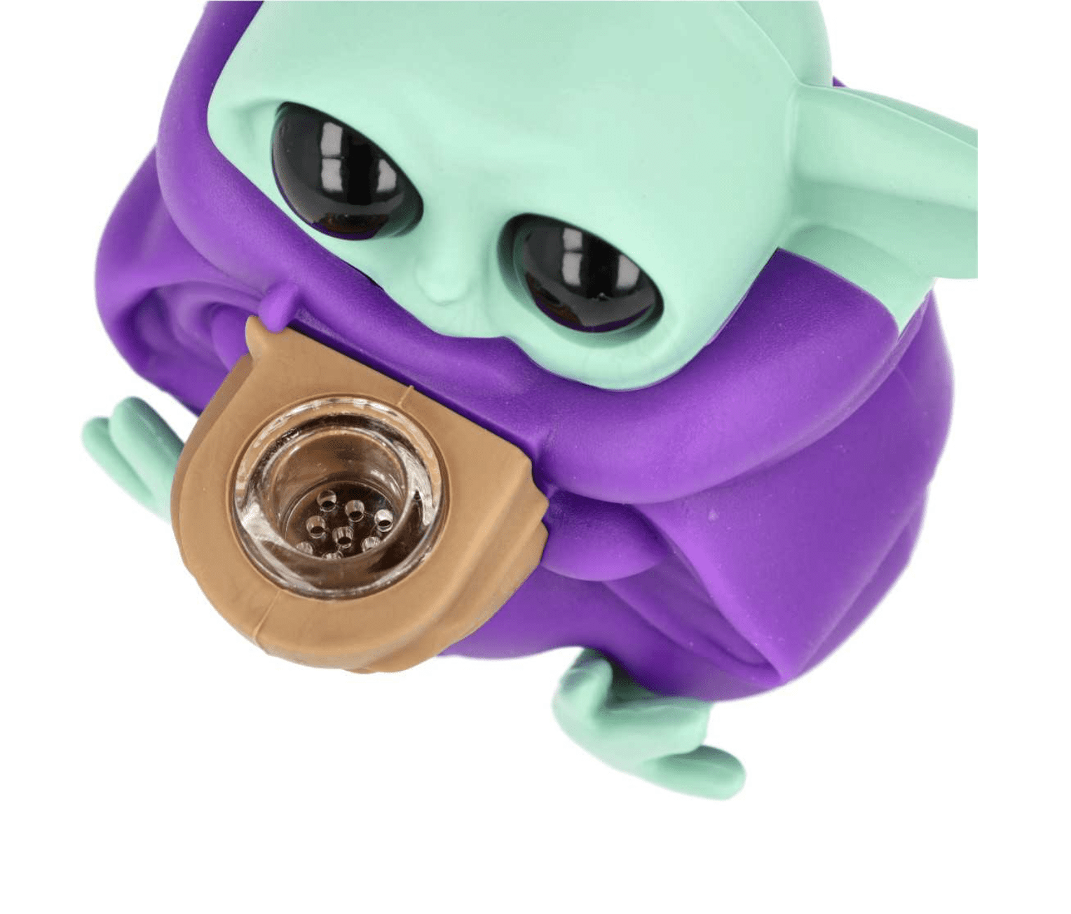 Zbliżenie fioletowej wersji bonga Baby Yoda z cybuchem w dłoniach.